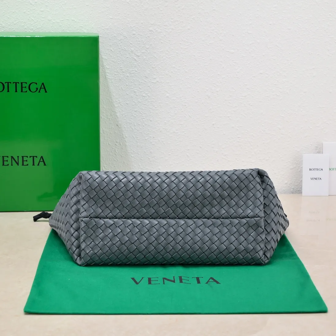 Batch 2060 Ready in stock BV’s iconic bag “CABAT” returns (medium size 32) One of the most popular bag series “CABAT” is now reappearing in a new style with special elements added. • Seamless double-sided woven unlined structure, soft texture, foldable, and can maintain its shape without deformation when empty. Size: 48*15*25cm, bottom 32, model: 5212#